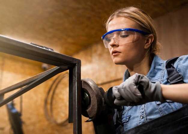 Регулярная чистка инструмента от пыли и металлических частиц продлевает его срок службы. Используйте мягкую кисть или сжатый воздух для удаления загрязнений. Убедитесь, что вентиляционные отверстия свободны от мусора, чтобы избежать перегрева устройства.