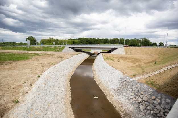 Как определить необходимость дренажа на участке и выбрать тип системы по характеру грунта